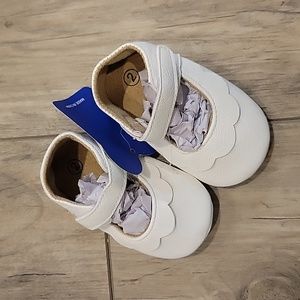 Sz 2 white soft, baby, new walker shoes